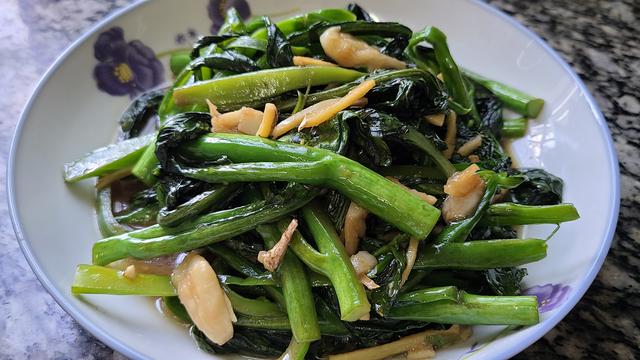 广东人很喜欢这样做芥兰，加一点米酒，香味浓味道好，太好吃了