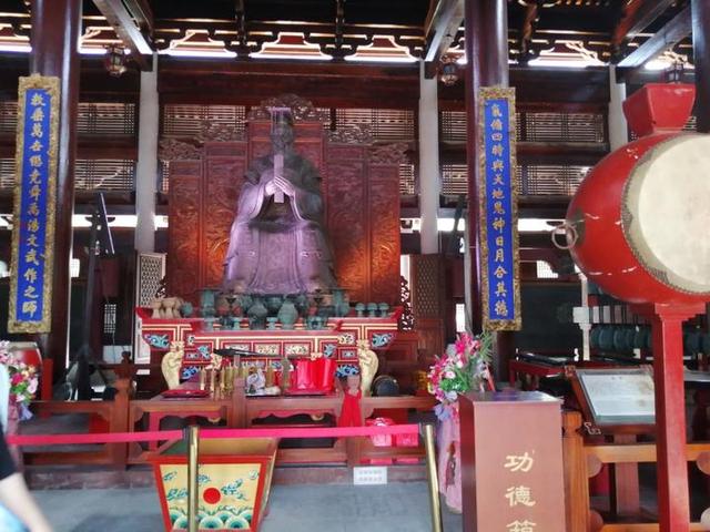 高三学子们纷纷到南宁孔庙，祭拜孔子，祈福金榜题名