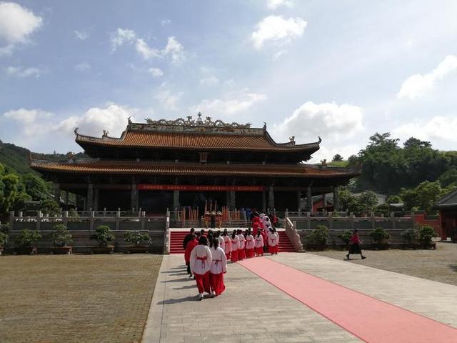 高三学子们纷纷到南宁孔庙，祭拜孔子，祈福金榜题名