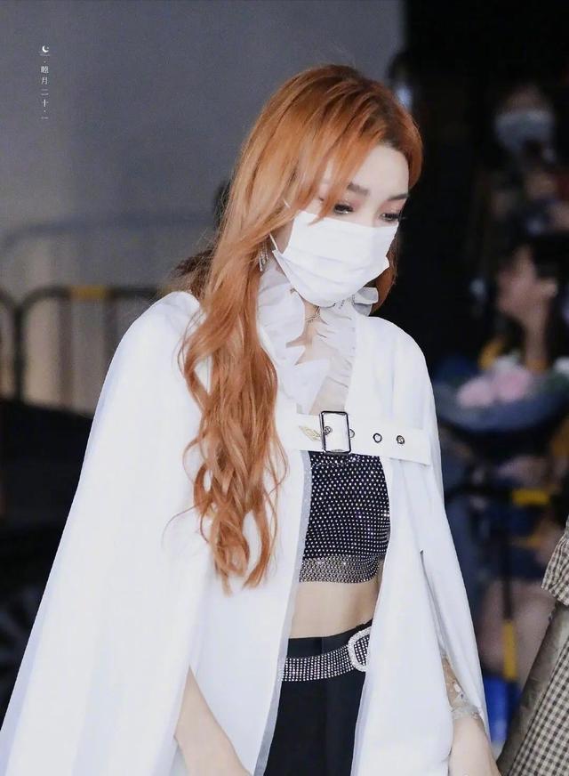 李紫婷、傅菁一边输液一边工作？火箭少女解散