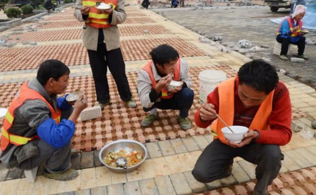 民工买酒店员却多收2块，民工不解，店员：没钱
