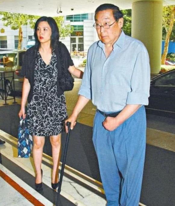 都是生下三女一子，赌王原配凄婉半生，何莉莉