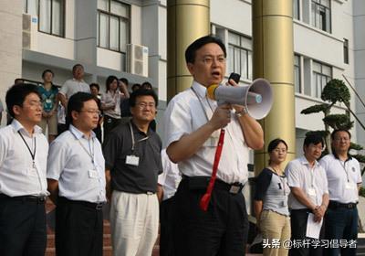 从父母双亡的“哑巴儿”，到千亿商国的掌门人