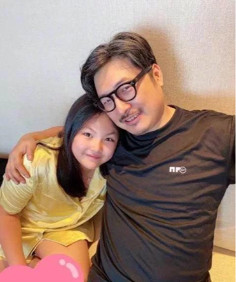 李湘晒王岳伦和女儿合照，王诗龄项链价格惊人