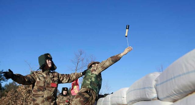 我军为何不装备无柄手榴弹？有柄手榴弹与无柄