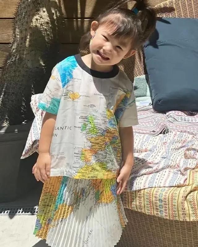 陈冠希晒女儿萌照，Alaia披头散发，紧抱玩偶面露开心笑容