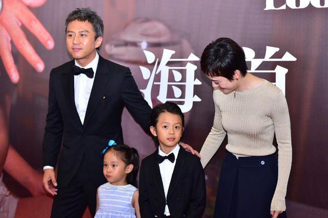 孙俪罕带儿女出席活动！搂怀里防跟拍显霸气，等等身高到妈妈肩膀