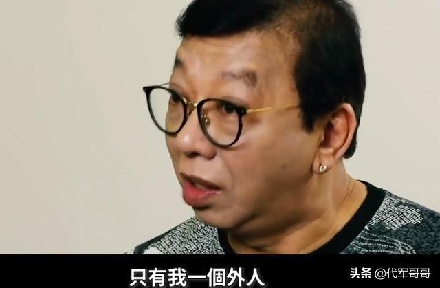 他是周星驰御用配角，演《少林足球》出名，如今62岁生活很惬意