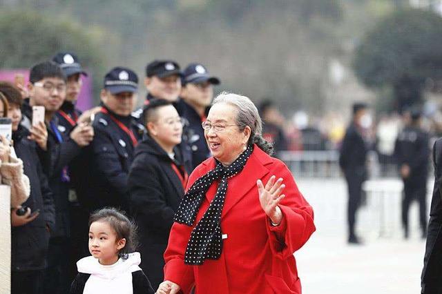 不是所有老演员都叫老戏骨，93岁还登台演话剧，