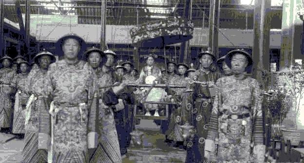 慈禧太后的一天，凌晨3点就起床，只因为李莲英已在外等候！