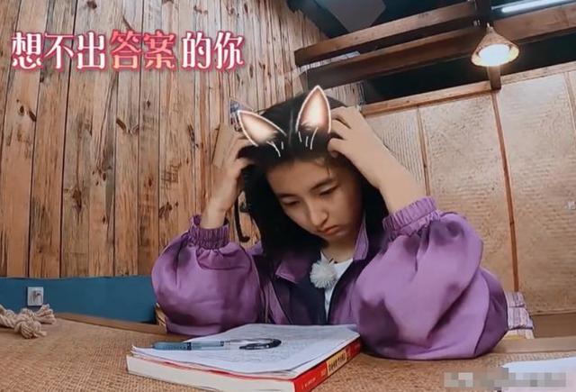 张子枫上节目只顾学习，看清卷子，真学假学一
