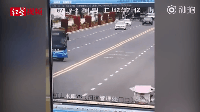 贵州公交车坠湖现场，这两个身影令人泪流…