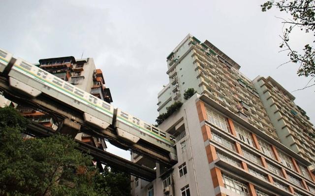 重庆轻轨穿梭居民楼里，会吵到人吗？会不会晃