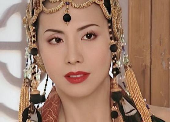 她是台湾性感女神，二婚嫁小13岁老公闪离，今53岁活得自在