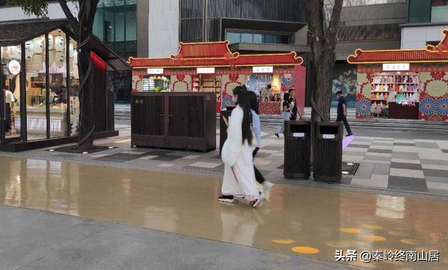 西安第一网红景区，傍晚就已游客爆满，美女和汉服小姐姐好多啊