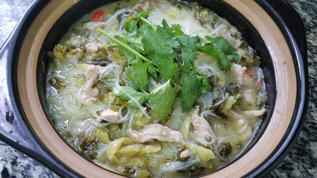 又香又好吃的酸菜肉丝粉，做法跟材料很简单，想吃就做