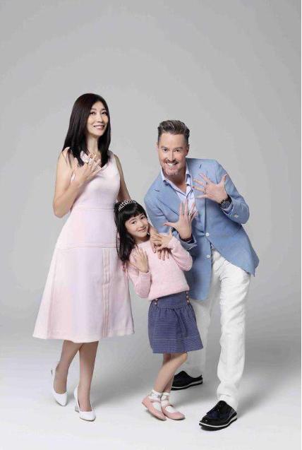 夏克立女儿已长大！夏天穿T恤配牛仔裤清纯极了