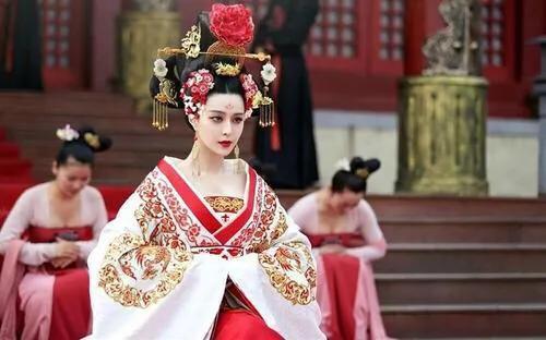 武则天出上联：“河里荷花，和尚掐去何人戴？