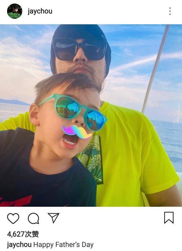 昆凌晒照周杰伦带女儿游泳，海中比剪刀手，满