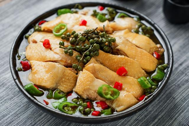 籐椒雞，一吃就上癮的美味。肉質細嫩，麻辣味濃，讓你食欲大增