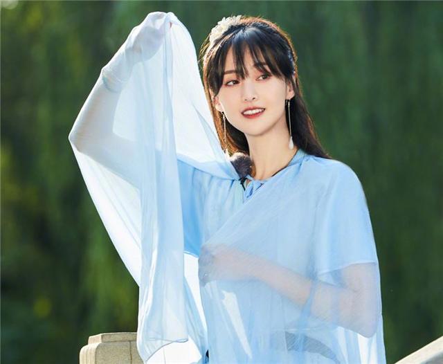 郑爽终于携“新剧”来袭，看到男主人选后，网友：收视稳了