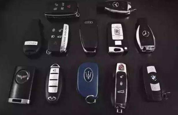 同学聚会上，同学个个都拿豪车钥匙谈百万生意