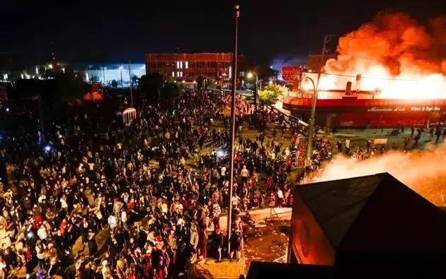 美国50州280城抗议，美国国民警卫队军官单膝跪地