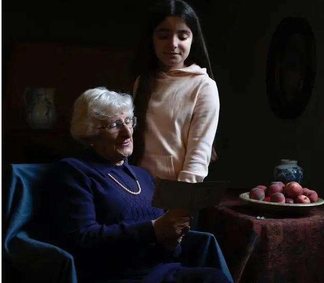 凯特喜欢摄影，但这两幅照片意义不同，听她讲