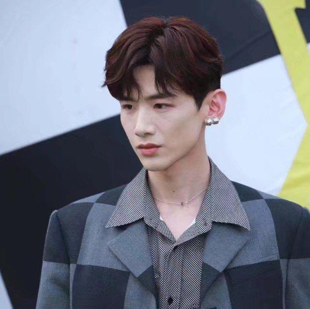 回应|吴亦凡回应背玩偶走秀太累帅气中又有点好笑被挟持了你就眨眨眼