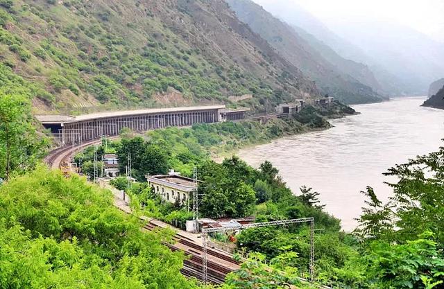 通车半个世纪的成昆铁路，为什么堪称“神话”？