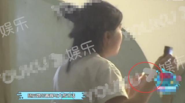 廖凡携老婆与友聚餐，席间热聊室内抽烟，饭毕当街搂肩牵手秀恩爱