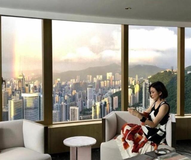 58岁关之琳有新恋情？与小鲜肉男模在豪宅合照，