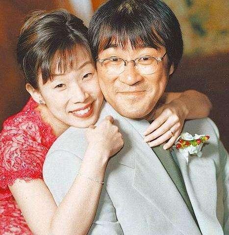 三婚好恩爱！李宗盛与小27岁娇妻深夜出街，十指紧扣似热恋情侣