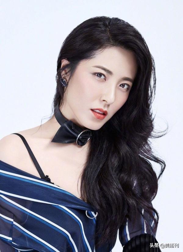 44岁曾黎真时髦，走机场穿大一码的阔腿裤，松松