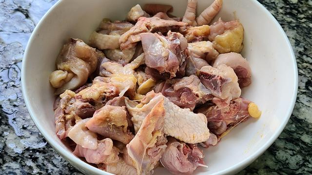 鸡肉这样做味道更香，教你一道蒜香鸡的做法，咸香美味又下饭