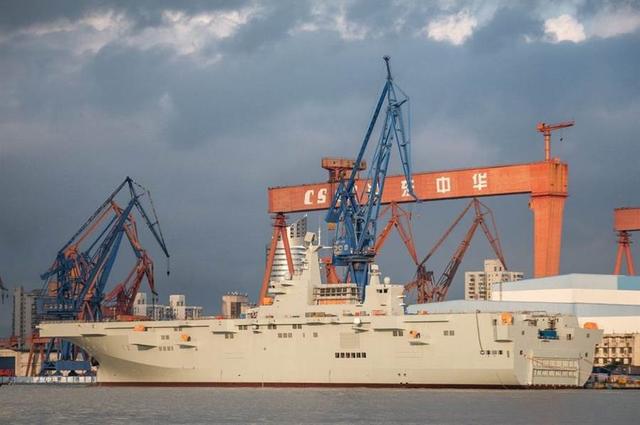 首艘075两栖攻击舰烟囱开始冒烟，海试近在眼前