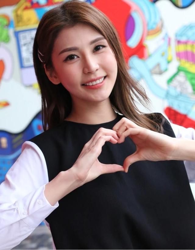 香港24岁年轻女歌手和经纪人男友同时确诊，接触名单有温碧霞等人