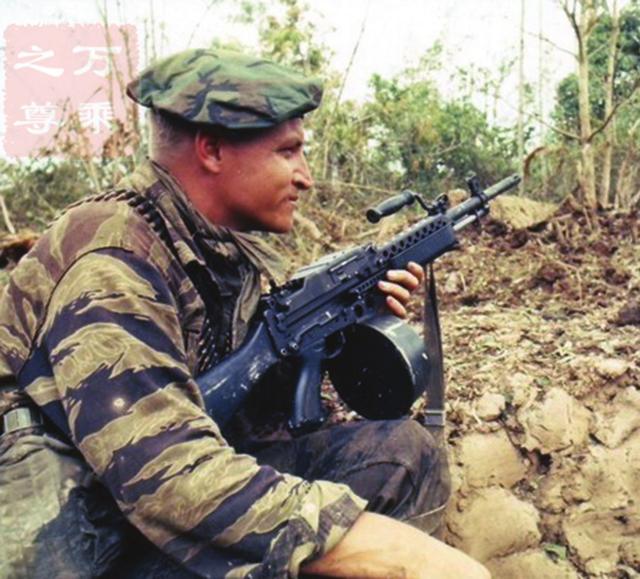 倾泻火力还是节省弹药？从轻机枪供弹方式看中