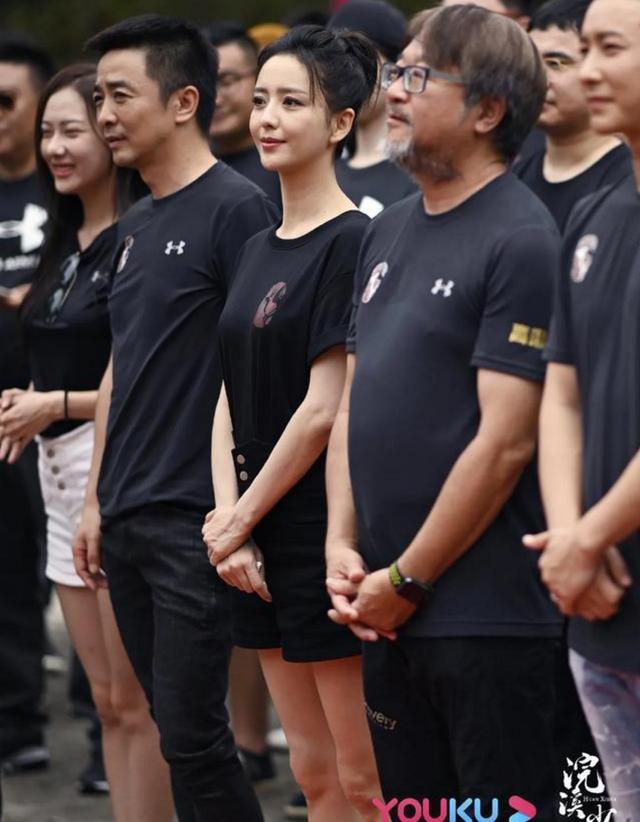佟麗婭亮相新劇發(fā)布會，素顏差點沒認(rèn)出，場面混亂撐場真氣派