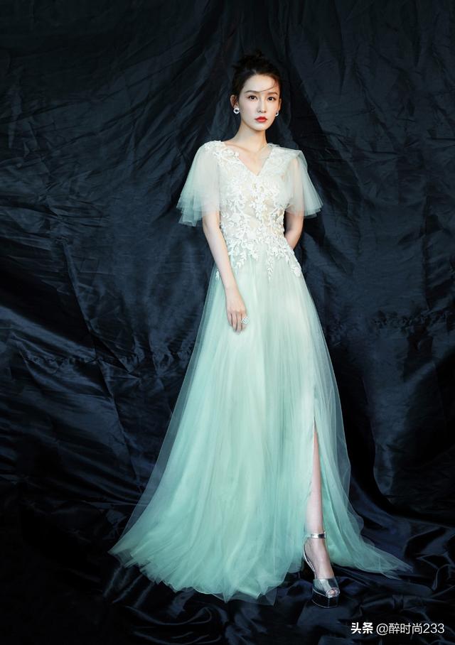 李沁井柏然同框合唱，一个绿裙仙气十足，一个粉色西装清新帅气