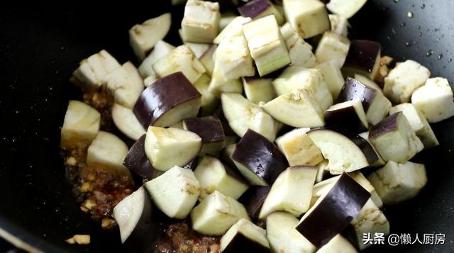 先蒸后炒，这样做出来的茄子不吸油，配上牛肉末一起炒，下饭好吃