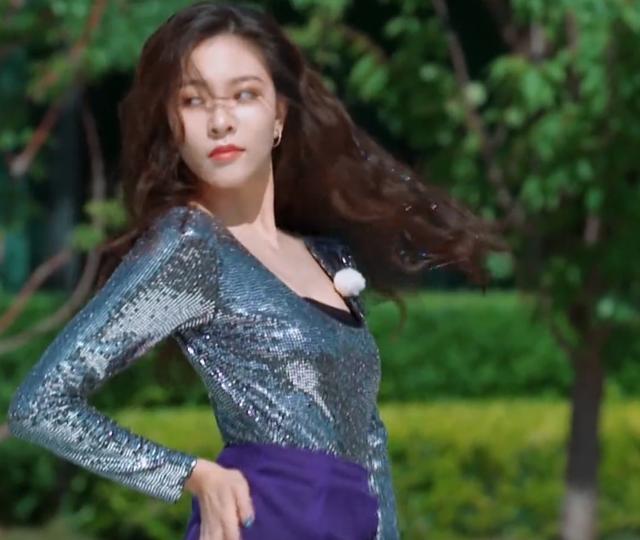 宋妍霏舞台秀热舞，紧身衣尽显好身材，男嘉宾的反应却是认真的？