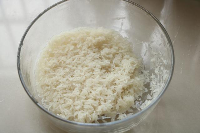 伏天别炒菜了，学会这个懒人焖饭，有菜有肉有饭，太适合懒人了