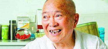 他七岁参军，九岁长征，是年龄最小的红军，贺