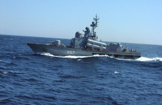 美军战斗舰出没南海，越南武装船果断退后：为东家“保驾护航”