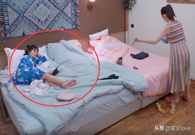 其他妻子睡午觉面对镜头很坦然，谁注意吉娜的