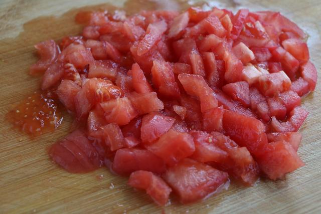 西紅柿別炒雞蛋，教你解饞吃法，加2個土豆簡單一做，比肉還下飯