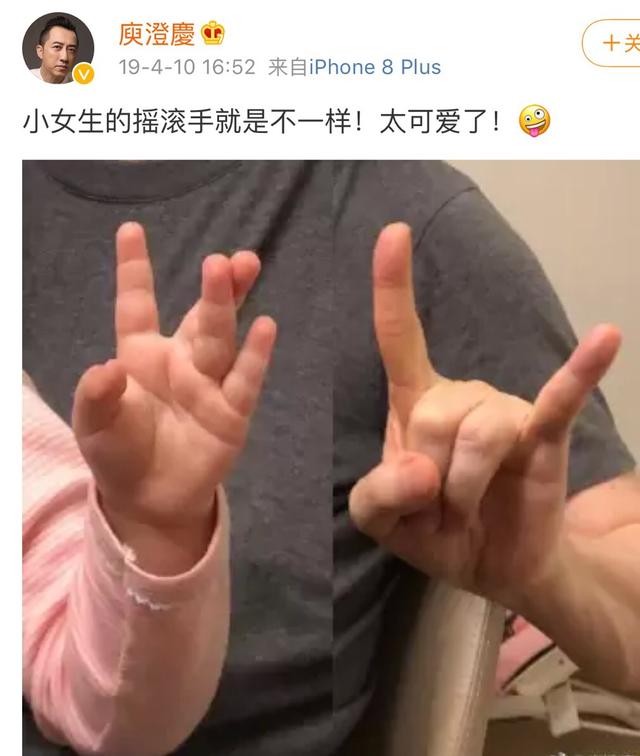 庾澄庆儿子毕业拍全家福，一家四口超亲密，却被质疑婆媳关系差？