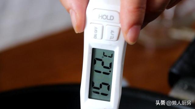 童年最爱吃的蜂窝糖这样做，吃起来脆脆的，酥酥的，不发硬