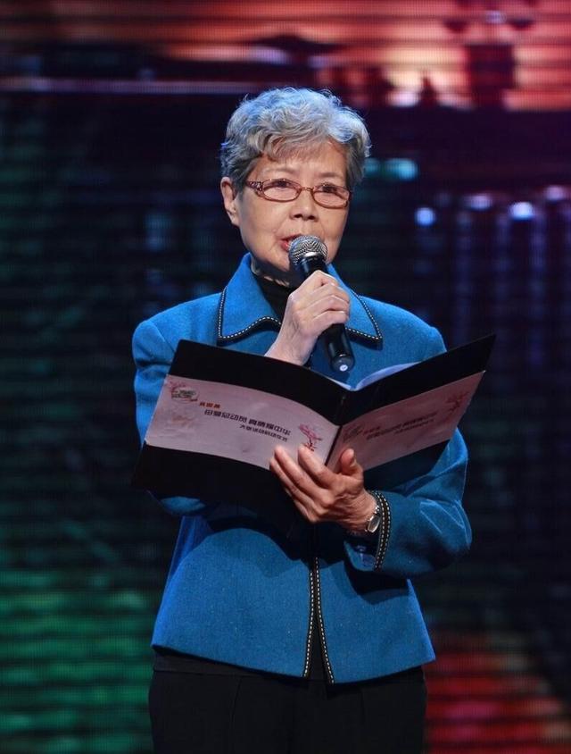 沈力遗体告别仪式，倪萍哭肿双眼需人搀扶，朱军满头白发心情沉重